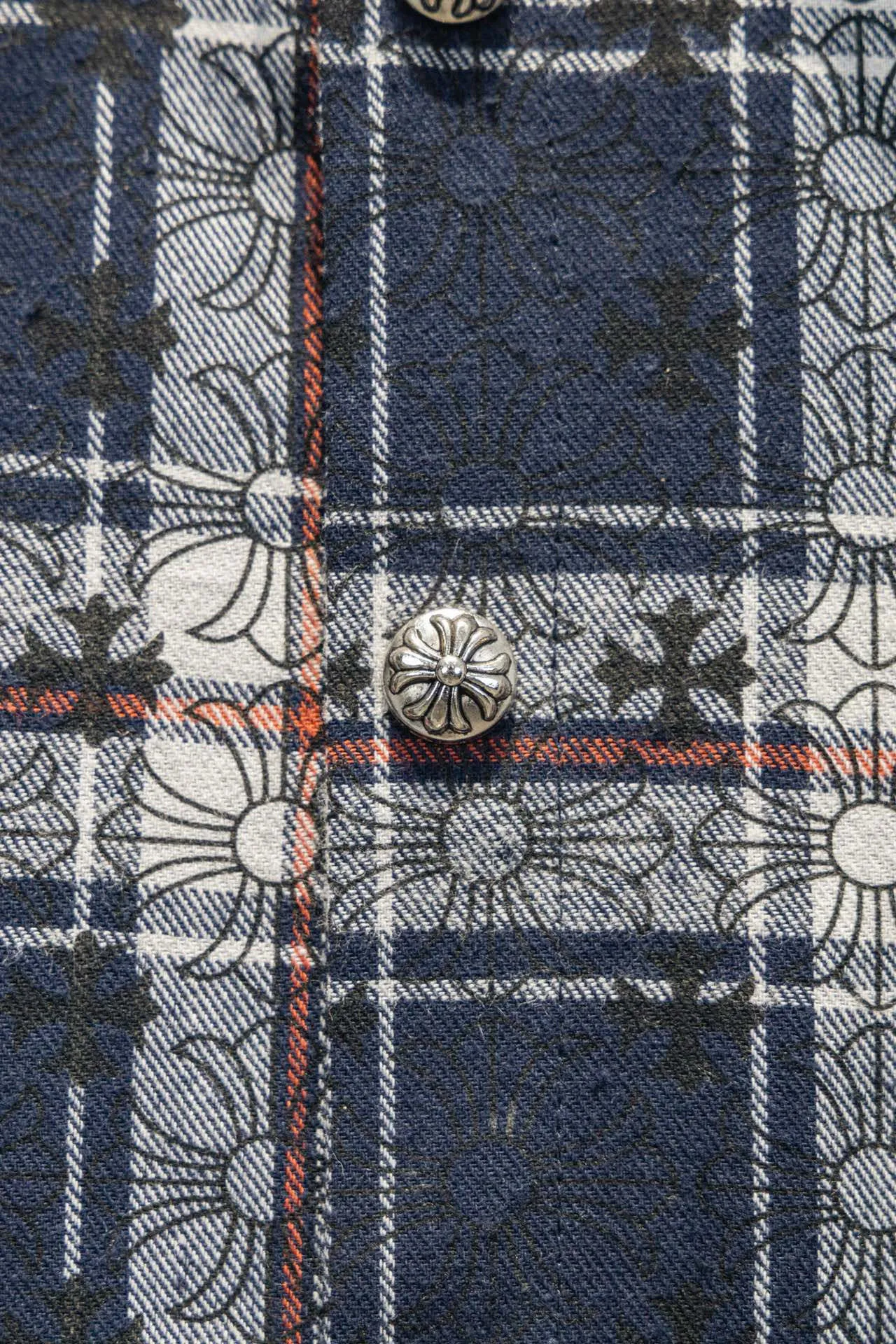P260 ChromeHearts Chrome Hearts printed cuffs and leather plaid shirt. Customized jacquard fabric, you can wear it in various styles. This genderless shirt is a must-have for nightclubs. It can be worn as a jacket for both men and women. It can be easily worn by both men and women!  The plaid shirt that I have been thinking about has arranged for you to check in with plaid fans! The original loose fit is made of high-quality pure cotton fabrics. The fabric pattern is high-definition and delicate without burrs. It is comfortable and breathable to wear. All the buttons are molded and customized. It is casual and fashionable and can be matched with any bottoms. It can be windproof and sunproof in spring and summer. It can be worn inside or outside in autumn and winter! Easily concave shape makes you look slimmer and taller, perfect for both men and women! Customized main label, accessories, fully washable, whole body wiring, quality control, no heads!  Luxurious dark high street, Hollywood luxury goods, 25SS latest couples leather cross short-sleeved T-shirts, all reflect their own unique style! Made of thick black cotton, goatskin appliqués, hand-sewn custom metal hardware, and silicone varnish printing, multiple materials collide to create a unique texture. It also incorporates ChromeHearts medieval-style Sanskrit fonts and classic horseshoes, creating a unique and charming dark texture under the graceful arcs and all-black shadows, full of artistic sense!  Color: Black Blue Black Size: S M L XL